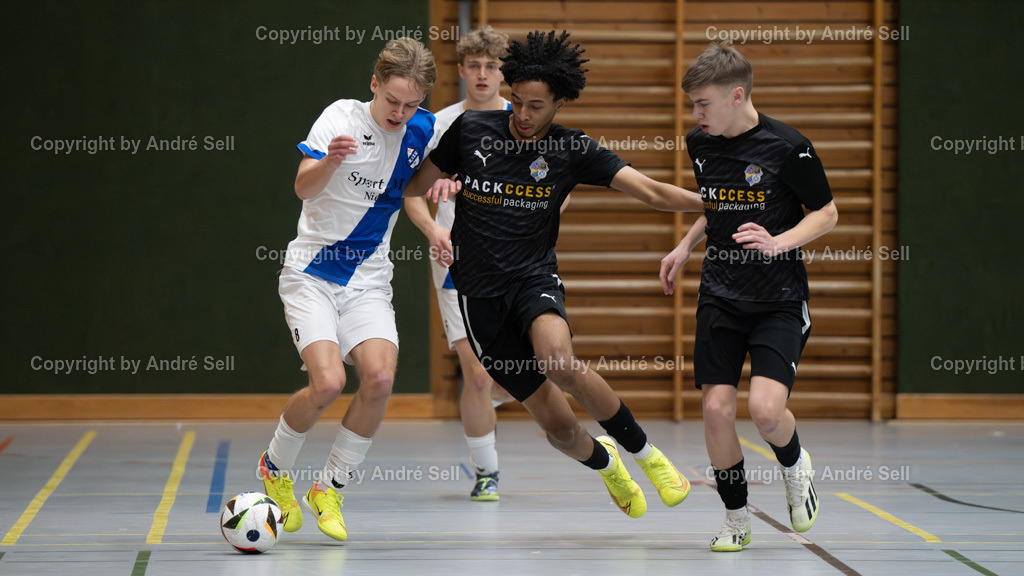 20250118_7314 | 21. A-Jugend-Turnier des VfR Neumünster um den KulturLokschuppen-Pokal 2025, Finale - Niendorfer TSV (weiss) vs. JFV A/O/B/H/H U19 (schwarz), Janosch Obertreis (Niendorf #8) / Muktari Yunusah (Ahlerstedt #25) &amp; Kevin Müller (Ahlerstedt #24) - Realisiert mit Pictrs.com