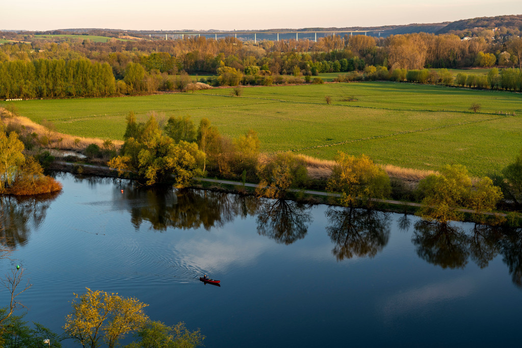 JT-210426 | Die Ruhr bei Mülheim, Blick ins Ruhrtal nach Süd-Osten, Ruhrtalbrücke, Autobahn A52, Mülheim an der Ruhr, NRW, Deutschland,  - Realisiert mit Pictrs.com