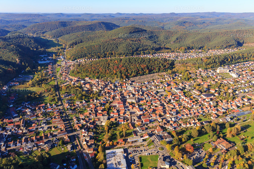 Luftbild: Ortsansicht aus Süden in Dahn im Bundesland Rheinland-Pfalz in Deutschland. Foto: IMG_104001.jpg vom 14.10.2017 durch Werner Riehm/FLY-FOTO.de