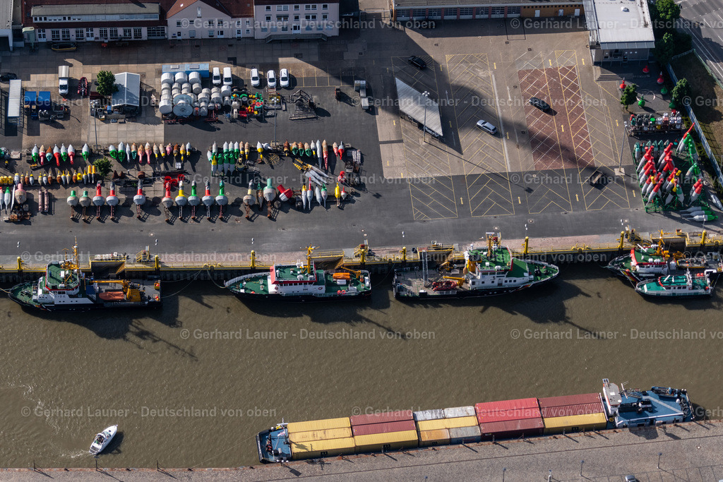 4030295 | BREMERHAVEN 01.06.2020 Fluss- Uferbereich an der Geeste mit Bojen- Lagerplatz an der Straße Am Radarturm im Ortsteil Mitte-Süd in Bremerhaven im Bundesland Bremen, Deutschland. // River shore area on the Geeste with buoy storage area on the street Am Radarturm in the district Mitte-Sued in Bremerhaven in the state Bremen, Germany. Foto: Gerhard Launer