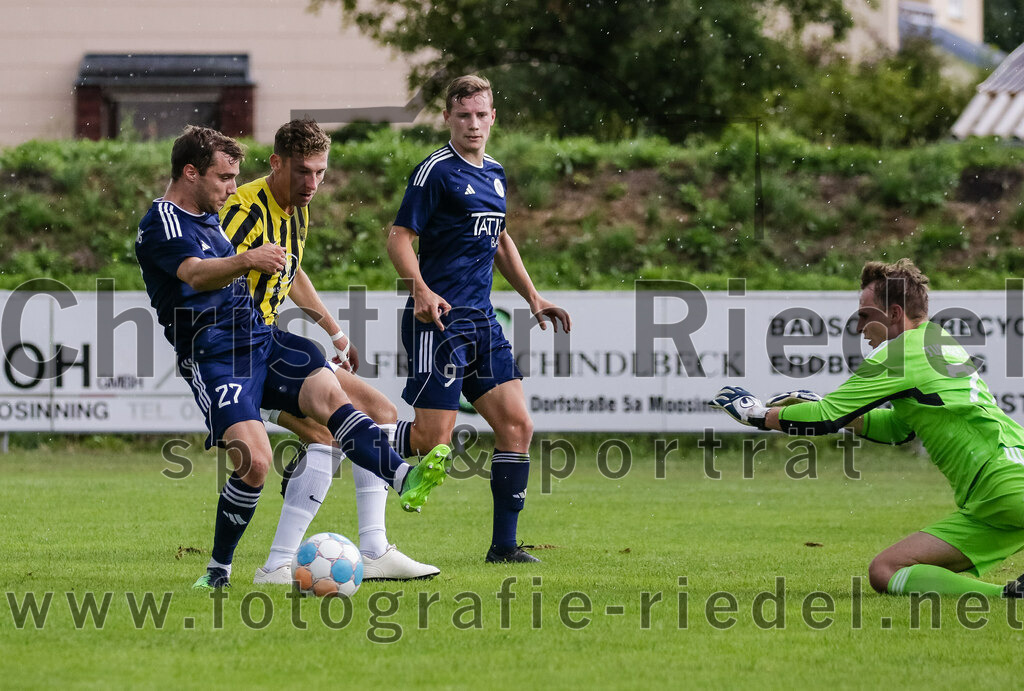 2023-07-29_031_FC_Moosinning_gegen_TuS_Raubling | Moosinning, Deutschland, 29.07.2023:
Fußball, Bezirksliga Oberbayern Ost 2023 / 2024, 1. Spieltag, FC Moosinning gegen TuS Raubling, Endergebnis: 0:7

Bastian Unsin (TuS Raubling, #27), Florian Jakob (FC Moosinning, #10), Karl Schnurr (TuS Raubling, #9), Torwart Maximilian Wunderlich (TuS Raubling, #1)

Foto: Christian Riedel / fotografie-riedel.net