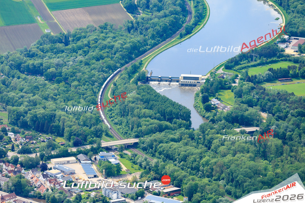 Die Luftaufnahme der Stadt Guenzburg wurde vom UL-Flugzeug heraus erstellt ( keine Drohne )- hohe Auflösung für beste Qualität