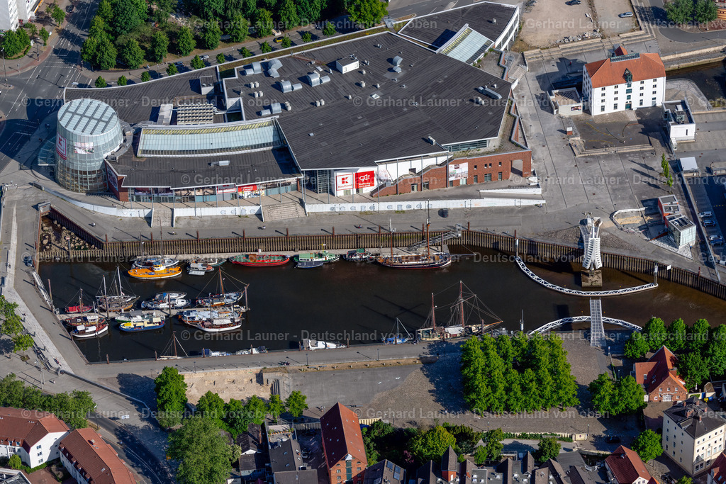 4030193 | BREMEN 01.06.2020 Gebäude des Einkaufszentrum " Haven Hööft " an der Friedrich-Klippert-Straße im Hafenbecken des Vegesacker Hafen Zum Alten Speicher im Ortsteil Grohn in Bremen, Deutschland. Weiterführende Informationen bei: Kaufland Dienstleistung GmbH &amp; Co. KG. // Building of the shopping center " Haven Hoeoeft " on street Friedrich-Klippert-Strasse in the district Grohn in Bremen, Germany. Further information at: Kaufland Dienstleistung GmbH &amp; Co. KG. Foto: Gerhard Launer
