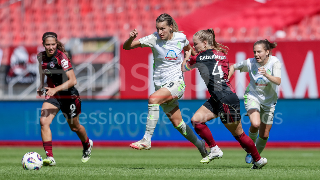 Fussball, Google Pixel Frauen-Bundesliga, 1. FC Nürnberg - SV Werder Bremen | v.li.: Medina Desic (SV Werder Bremen, 9) und Luisa Guttenberger (1. FC Nürnberg, 4) im Zweikampf, Duell, Dynamik, Aktion, Action, Spielszene, DIE DFB-RICHTLINIEN UNTERSAGEN JEGLICHE NUTZUNG VON FOTOS ALS SEQUENZBILDER UND/ODER VIDEOÄHNLICHE FOTOSTRECKEN. DFB REGULATIONS PROHIBIT ANY USE OF PHOTOGRAPHS AS IMAGE SEQUENCES AND/OR QUASI-VIDEO.