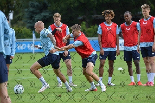 RGE_0100 | Hertha BSC, 2.Bundesliga, Herren, Fußball, Training auf dem Schenckendorffplatz, Dienstag 18.08. 2026, Saison 2026/27,  im Bild  li.  Jon Dabur Thorsteinsson ( Hertha BSC ), Gustav Christensen ( Hertha BSC ),  Fotograf: Ralf Gebhardt - Realisiert mit Pictrs.com