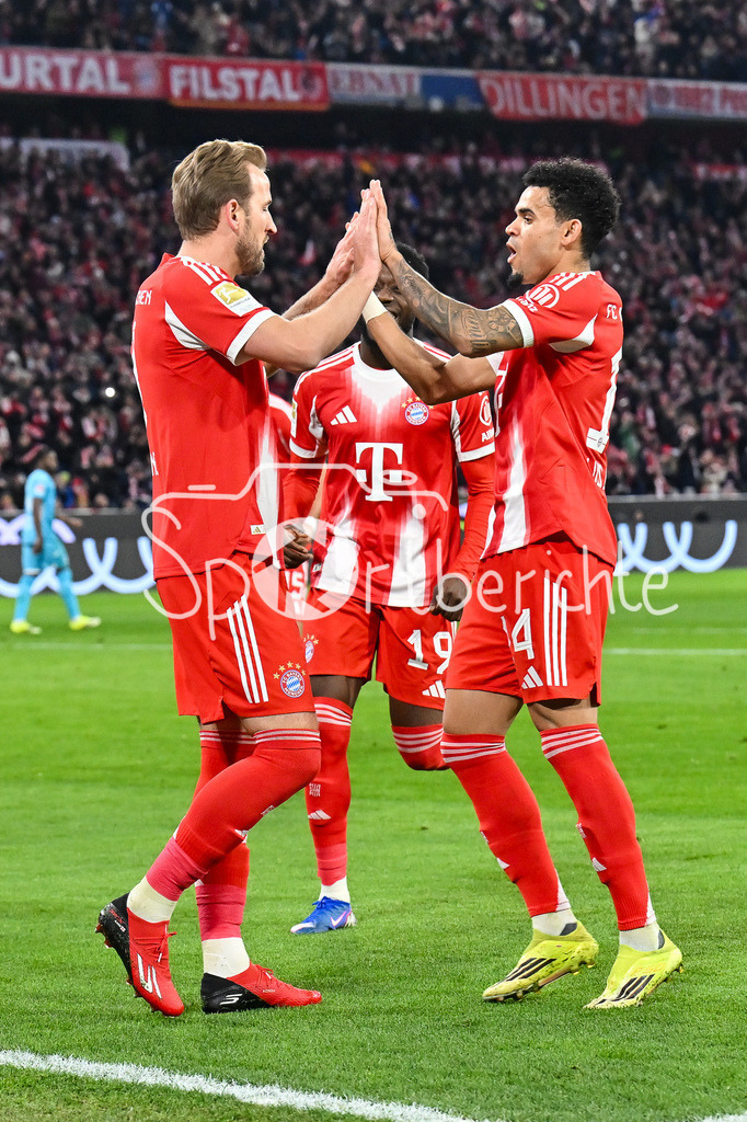 FC Bayern München - TSG 1899 Hoffenheim | MUNICH, GERMANY - 08. FEBRUARY: Jubel der Bayern nach dem Treffer zum 1-0 durch Harry KANE (FC Bayern Munich 9) / Foulelfmeter während dem Bundesligamatch zwischen dem FC Bayern München und der TSG 1899 Hoffenheim am 21. Spieltag in der Allianz Arena / DFL REGULATIONS PROHIBIT ANY USE OF PHOTOGRAPHS AS IMAGE SEQUENCES AND/OR QUASI-VIDEO
