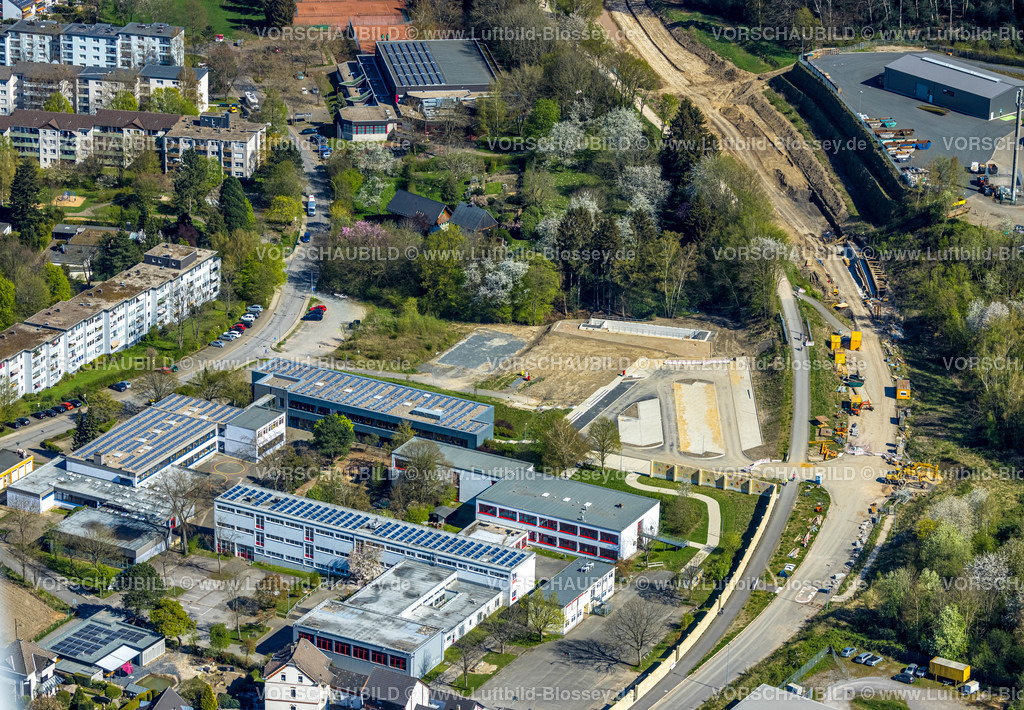 Sprockhoevel220404002 | Luftbild, Baustelle an der Glückauf-Trasse mit Neubau der Umgehungsstraße L70n zur Haßlinghauser Straße, Mathilde-Anneke-Schule, Niedersprockhövel, Sprockhövel, Ruhrgebiet, Nordrhein-Westfalen, Deutschland