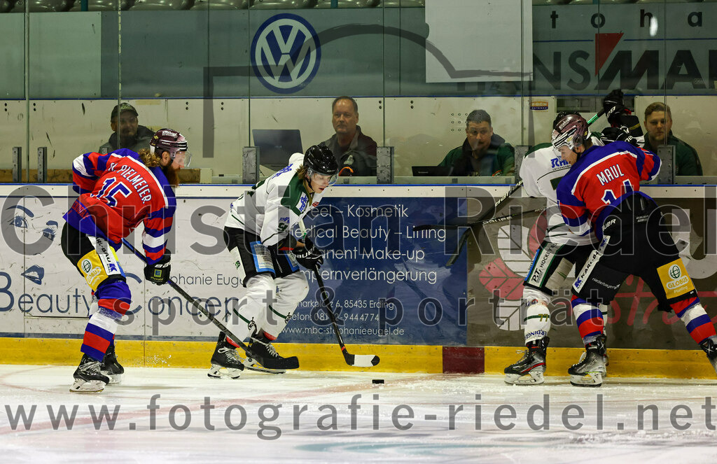 2022-09-09_021_TSV_Erding_gegen_Deggendorfer_SC | Erding, Deutschland, 09.09.2022:
Eishockey, Bayernliga 2022 / 2023, Testspiel, TSV Erding gegen Deggendorfer SC, Endergebnis: 2:5

Thomas Pielmeier (Deggendorfer SC, #15), Ryan Murphy (Erding Gladiators, #51), Philipp Michl (Erding Gladiators, #77), Sascha Maul (Deggendorfer SC, #14)

Foto: Christian Riedel / fotografie-riedel.net