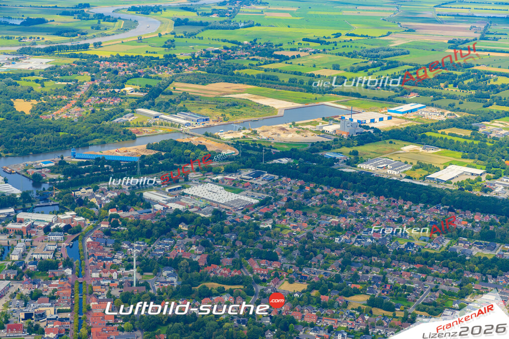 Luftbild der Stadt Papenburg - Das Luftbild wurde 2025 vom UL-Flugzeug heraus erstellt ( keine Drohnenaufnahme ) - Hochauflösende Luftaufnahme - für Wandbilder und großformatige Ausdrucke geeignet. Das besondere Geschenk!Hier alle&nbsp;Infos zur Lizenzierung der LuftaufnahmeWir fliegen auch dieses Jahr wieder in Ihre Region um Luftbilder zu erstellen.- Luftbild anfragen