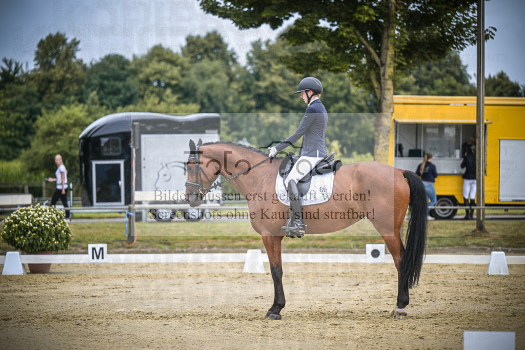 DOS_3856 | Entdecke hochwertige Reitturnierfotos von Foto Oger. Professionell, emotional und authentisch – jetzt Lieblingsmomente im Shop bestellen.Deutschlandweite Turnierfotografie. - Realisiert mit Pictrs.com