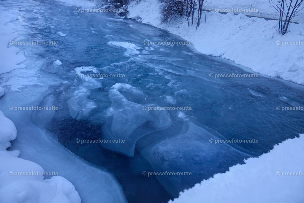 welltvi-Lechfluss-Winter_24Jan2019-Duernau_Holzgau_DSC2209 | Info aus dem Bezirk Reutte/Ausserfern Tirol sowie eine umfangreiche Bilddatenbank über die gesamte Region: Lechtal, Talkessel Reutte, Tannheimertal, Zwischentoren. Lech, Plansee, Zugspitze, Grenztunnel, B179, Fernpassstraße, Verkehr, Lawinen, Tradition, - Realisiert mit Pictrs.com
