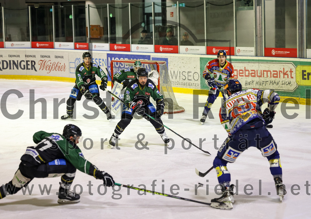 2022-12-09_050_TSV_Erding_gegen_EHC_Waldkraiburg | Erding, Deutschland, 09.12.2022:
Eishockey, Bayernliga 2022 / 2023, 19. Spieltag, TSV Erding gegen EHC Waldkraiburg, Endergebnis: 9:2

Philipp Michl (Erding Gladiators, #77), Roni Rukajärvi (Erding Gladiators, #61), Rudolf Lorenz (Erding Gladiators, #91), Torwart Thomas Hingel (Erding Gladiators, #33), Michal Popelka (EHC Waldkraiburg, #63)

Foto: Christian Riedel / fotografie-riedel.net