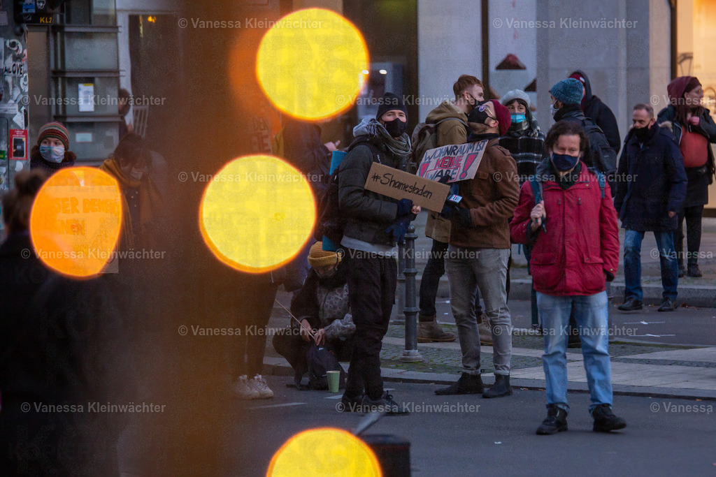 201120 StopHeimstaden MindSpace-35 | Mit Musik und einer "Wall of shame" aus Umzugskartons fordern Mieter*innen der von Heimstaden gekauften Häuser am 20.11.2020 vorm Büro des Schwedischen Immobilien-Investors die Ausübung des städtischen Vorkaufsrechts. - Realisiert mit Pictrs.com