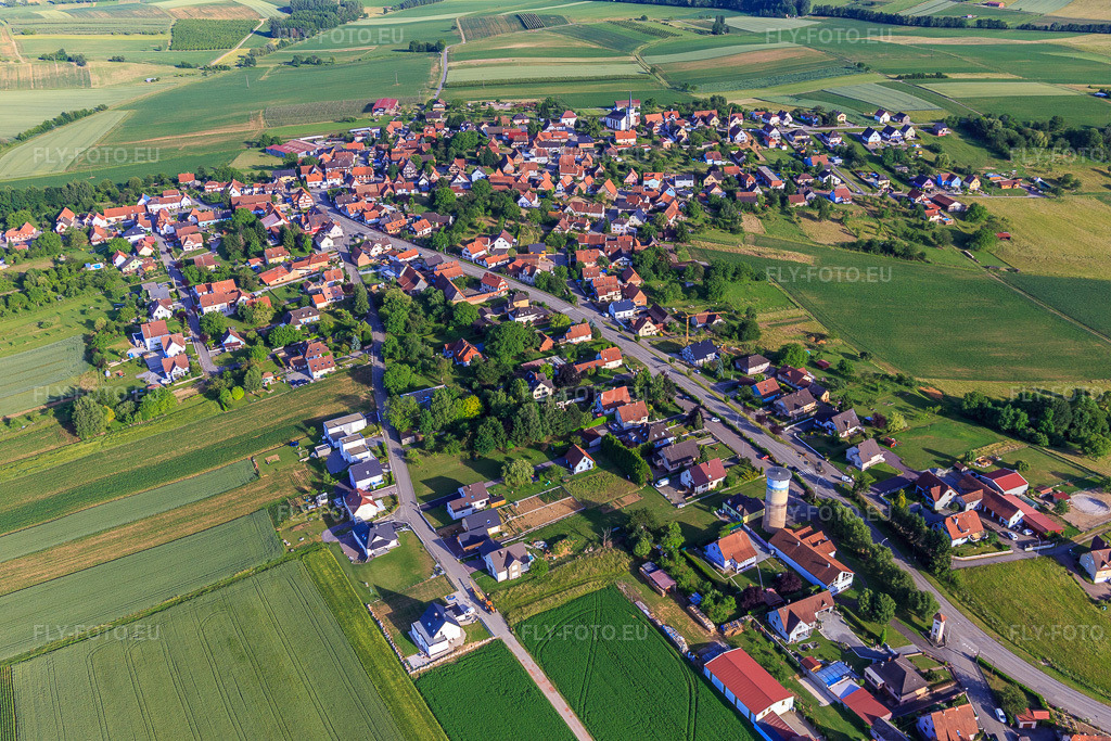 Vue aérienne: Rue de la Liberté à Schœnenbourg dans le département Bas Rhin, France – .Photo: IMG_100763.jpg prise le 08/06/2017 par Werner Riehm/FLY-FOTO.eu – Résolution de l'original: 5472 x 3648 px