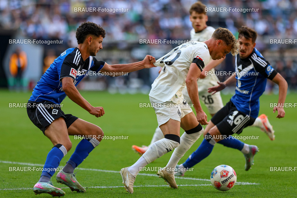 Borussia Mönchengladbach vs Hamburger SV - Bundesliga  | Mönchengladbach, Deutschland, 24.08.25:   Daniel Elfadli (Hamburger SV) und Robin Hack (Borussia Mönchengladbach) im Kampf um den Ball waehrend des Spiels der Bundesliga zwischen Borussia Mönchengladbach vs Hamburger SV im Stadion im Borussia Park(Foto von Brauer-Fotoagentur / Adrian Schlueter)