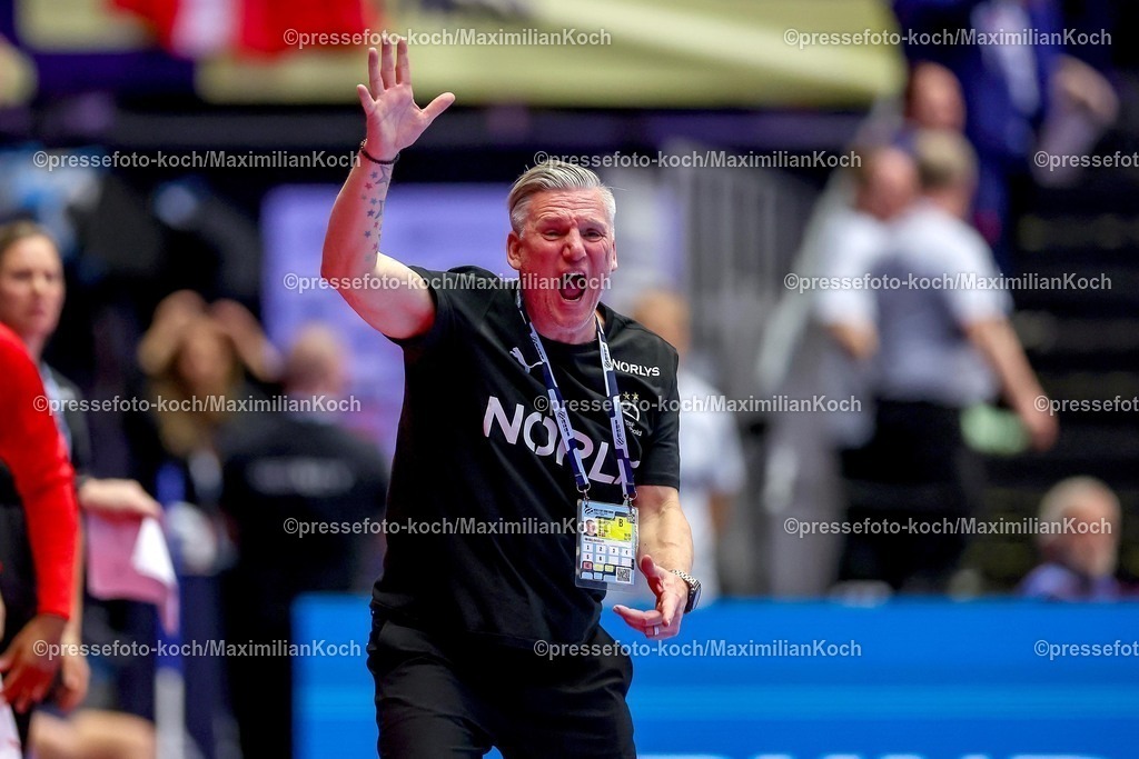 EHF20012602092 | 20.01.2026, Handball, Men's EHF EURO 2026, Dänemark - Portugal, Jyske Bank Boxen in Herning, Dänemark, Preliminary Round:  Headcoach Nikolaj Jacobsen (Denmark #hc) gestikulierend am Spielfeldrand  nach Foulspiel von  Victor Manuel Iturriza Alvarez (Portugal #08) an  Mathias Gidsel (Denmark #19) 