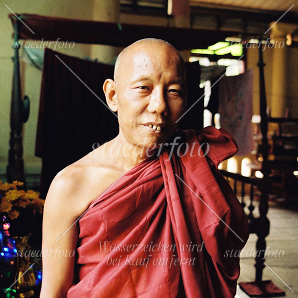 Moench_in_Kloster | Der Fotograf für Portraitfotografie aus Berlin | staederfoto.de - Realisiert mit Pictrs.com