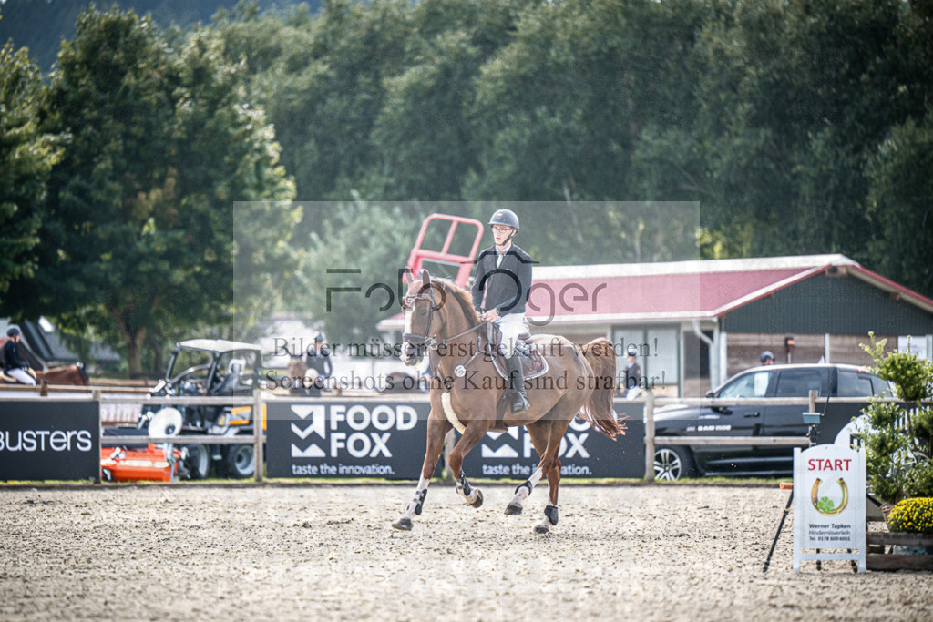 DOS_1632 | Entdecke hochwertige Reitturnierfotos von Foto Oger. Professionell, emotional und authentisch – jetzt Lieblingsmomente im Shop bestellen.Deutschlandweite Turnierfotografie. - Realisiert mit Pictrs.com