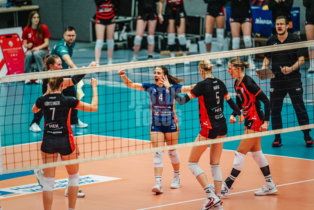 Volleyball | Frauen | Saison 2025/2026 | Volleyball Bundesliga | ETV Hamburger Volksbank Volleys vs. Dresdner SC | 15.11.2025 | ETV jubelt, v.l. Leonie Körtzinger (#7, ETV Hamburger Volksbank Volleys), Hannah Ammerman (#12, ETV Hamburger Volksbank Volleys), Sarah Stiriz (#4, ETV Hamburger Volksbank Volleys), Anna Hartig (#5, ETV Hamburger Volksbank Volleys), Svea Frobel (#11, ETV Hamburger Volksbank Volleys) und Trainer Markus Friedrich (ETV Hamburger Volksbank Volleys)