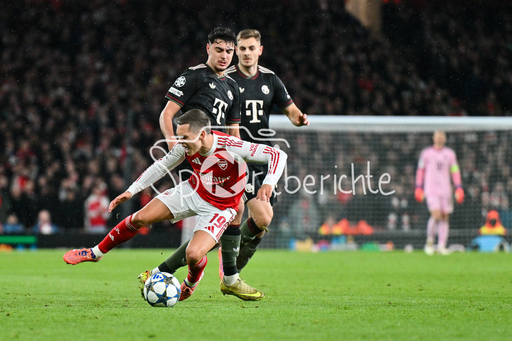 Arsenal FC - FC Bayern München | LONDON, ENGLAND - 26. NOVEMBER: im Duell Leandro TROSSARD (Arsenal FC 19) und Aleksandar PAVLOVIC (FC Bayern Munich 45) beim Ligaspiel zwischen Arsenal London und dem FC Bayern München am 5. Spieltag der UEFA Champions League im Emirates Stadium am 26.11.2025 / Josip STANISIC (FC Bayern Munich 44)