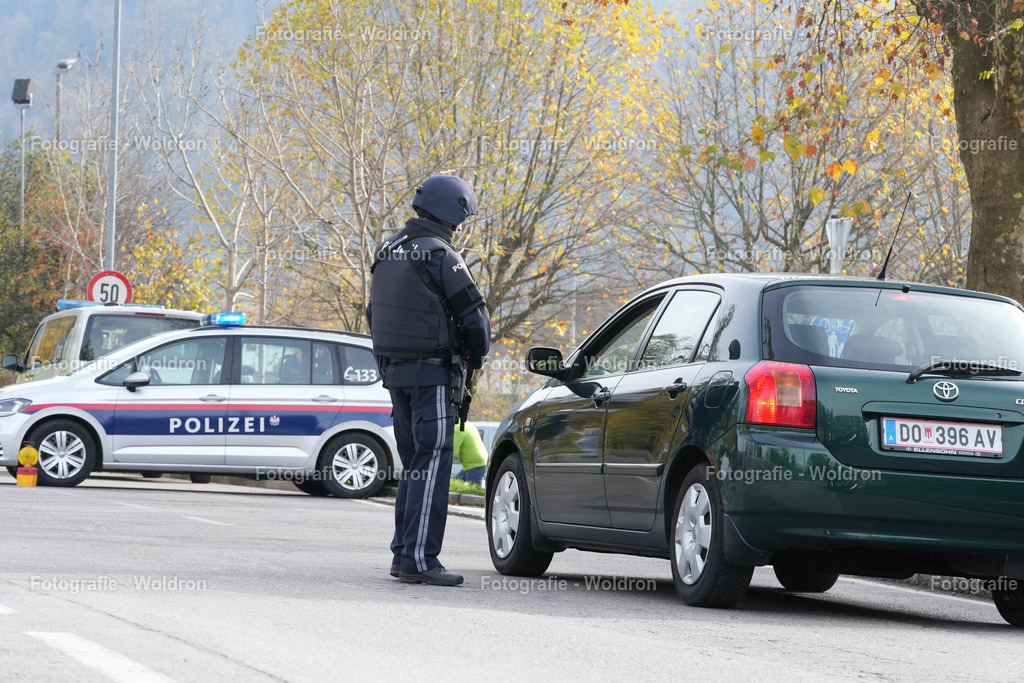 20221111 Amoklauf in Mittelschule Haselstauden | DORNBIRN, OESTERREICH - 11. NOVEMBER: Polizeieinsatz waehrend des Amoklaufs in der Mittelschule Haselstauden in Mittelschule Haselstauden on November 11, 2022 in Dornbirn, Austria.