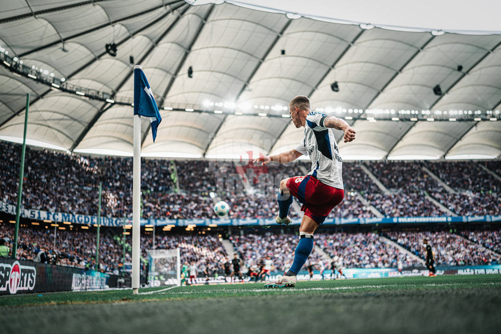 Fußball | Männer | Saison 2024/2025 | 2. Fußball-Bundesliga | 9. Spieltag | Hamburger SV vs. 1. FC Magdeburg | 20.10.2024 | Miro Muheim (#28, HSV) schießt einen Eckball