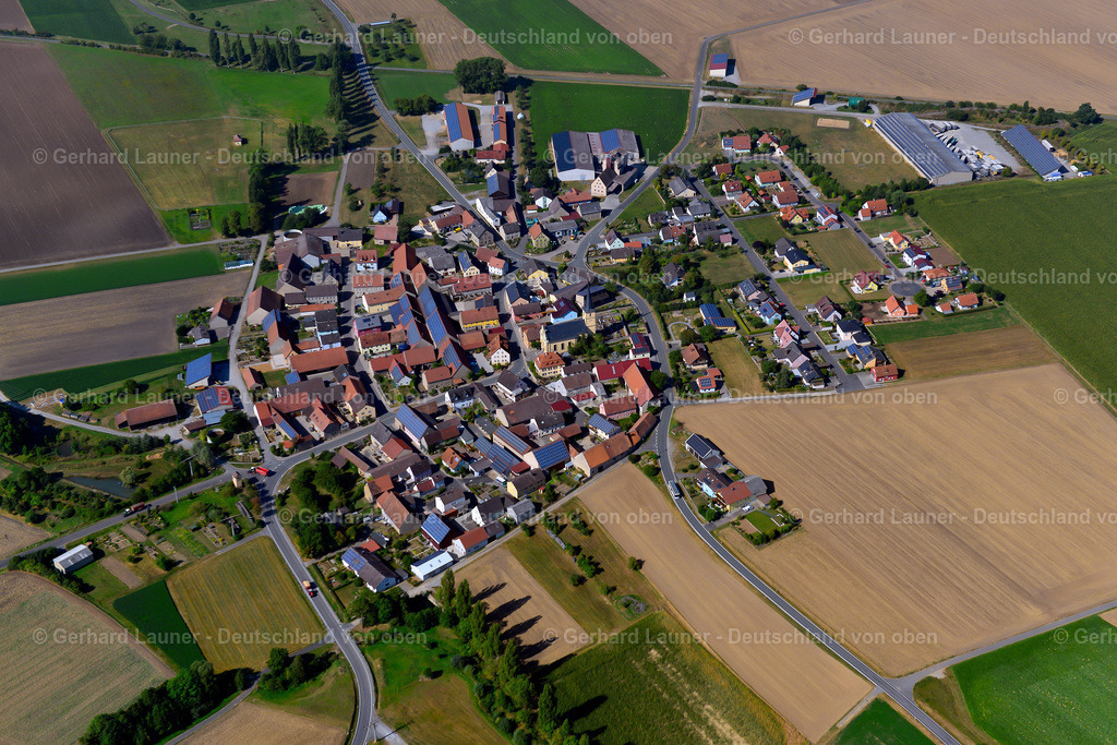 3650474 | RITTERSHAUSEN 13.09.2016 Ortsansicht am Rande von landwirtschaftlichen Feldern und Nutzflächen  in Rittershausen im Bundesland Bayern, Deutschland // Village view on the edge of agricultural fields and land  in Rittershausen in the state Bavaria, Germany Foto: Gerhard Launer
