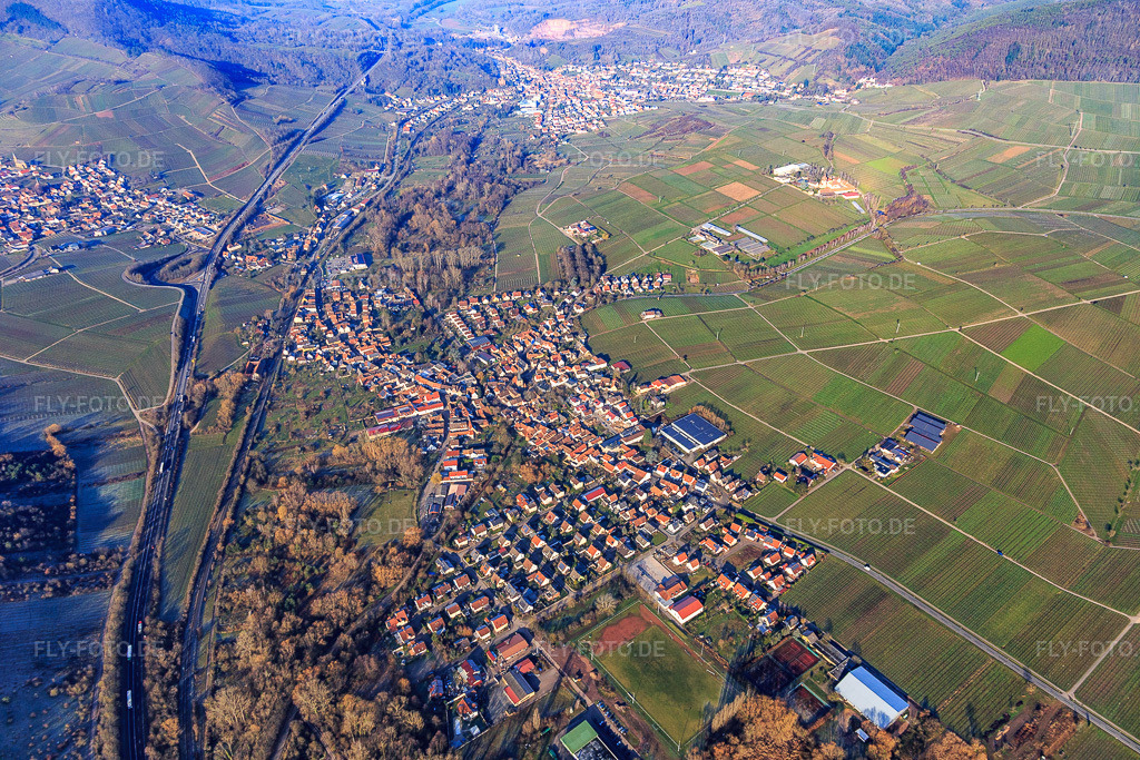 Luftbild: Ortsansicht von Südosten in Siebeldingen im Bundesland Rheinland-Pfalz in Deutschland. Foto: IMG_120019.jpg vom 07.02.2020 durch Werner Riehm/FLY-FOTO.de