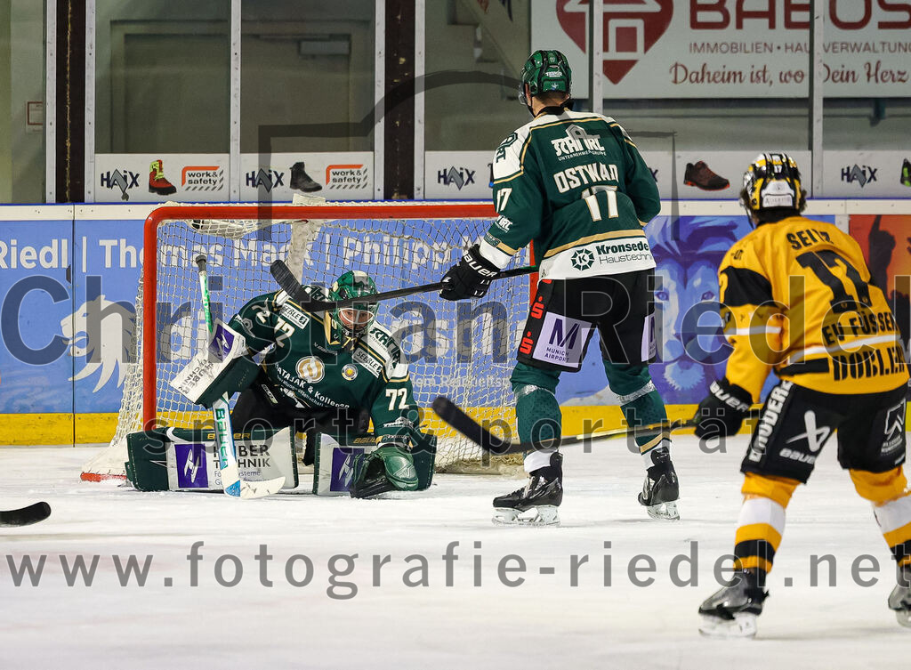 2025-11-02_132_TSV_Erding_gegen_EV_Fuessen | Erding, Deutschland, 02.11.2025:Eishockey, Oberliga Süd 2025 / 2026, 15. Spieltag, TSV Erding gegen EV Füssen, Endergebnis: 2:6Torwart David Zabolotny (Erding Gladiators, #72), Elia Ostwald (Erding Gladiators, #17), Pius Seitz (EV Füssen, #17)Foto: Christian Riedel / fotografie-riedel.net