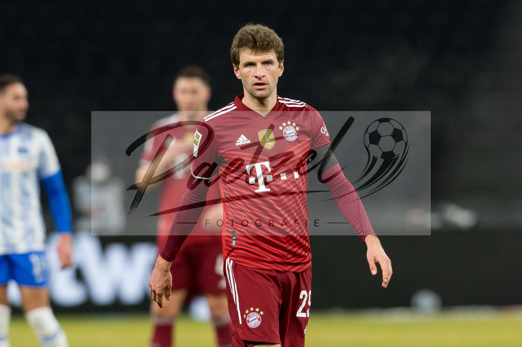 BSCFCB20220123_271 | Fussball, Herren: Thomas Mueller (FC Bayern Muenchen) schaut bei dem Spiel der 1. Bundesliga zwischen Hertha BSC und FC Bayern Muenchen im Olypiastadion am 23.01.2022 in Berlin, Deutschland.DFB / DFL REGULATIONS PROHIBIT ANY USE OF PHOTOGRAPHS AS IMAGE SEQUENCES AND/OR QUASI-VIDEO. - Realisiert mit Pictrs.com