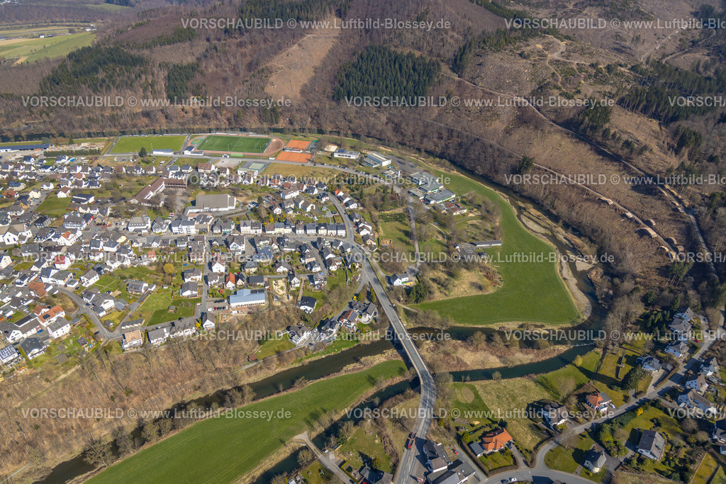 Meschede220302294 | Luftbild, Wohngebiet Konrad-Adenauer-Straße, am Fluss Ruhr der Sportplatz TuRa Freienohl, Freiwillige Feuerwehr der Stadt Meschede, Brücke Bahnhofstraße, Freienohl, Meschede, Sauerland, Nordrhein-Westfalen, Deutschland