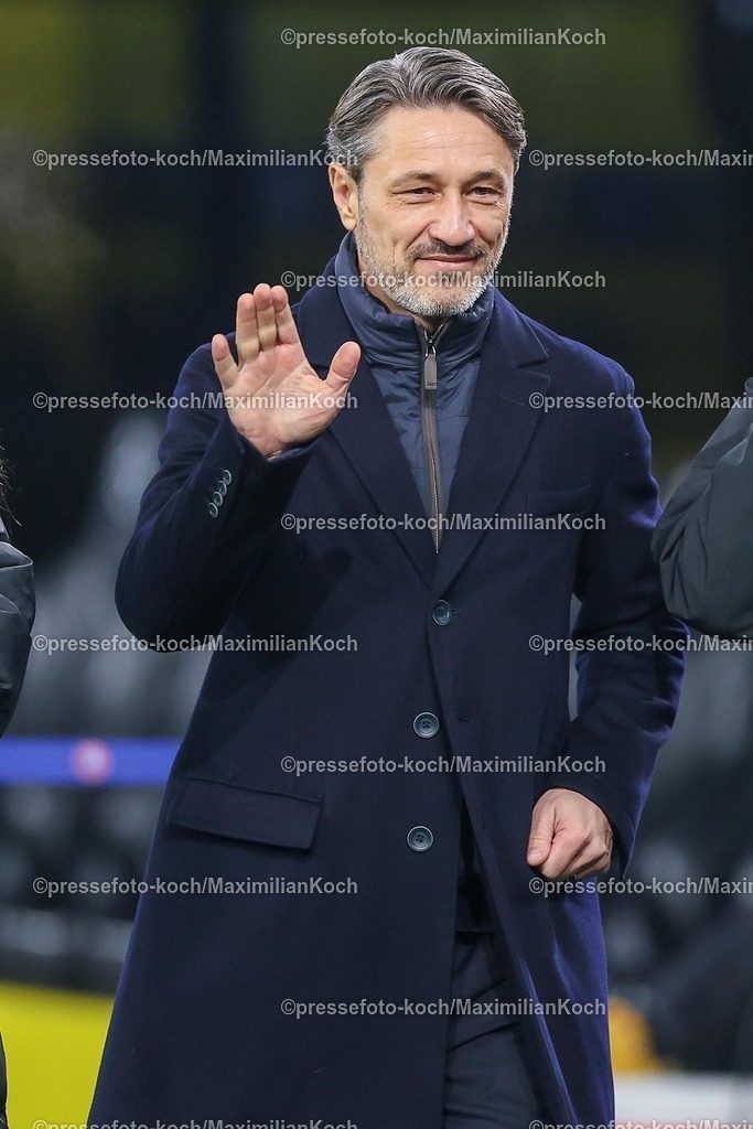UCL25112501002 | 25.11.2025, Fußball, UEFA Champions League, Borussia Dortmund - FC Villarreal, BVB Stadion, 5. Spieltag, Saison 2025 2026: Cheftrainer Niko Kovac (BVB #hc) grüßend gestikulierend  Regulations prohibit any use of photographs as image sequences and or quasi-video.
