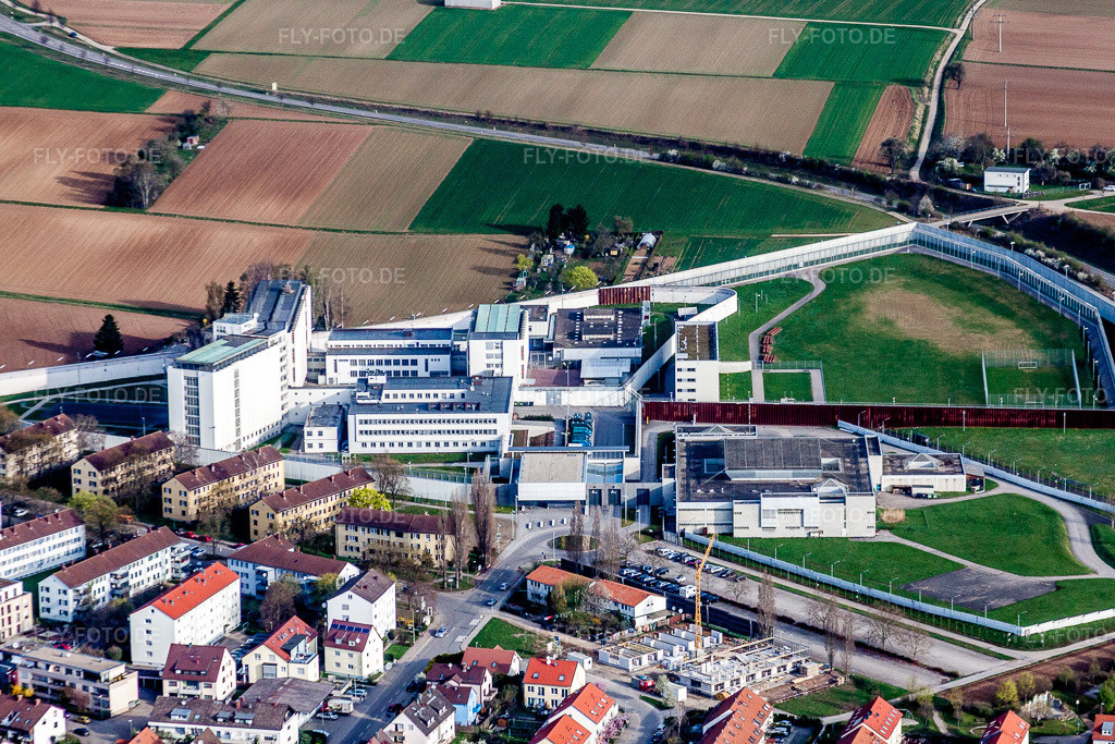 Luftbild: Gefängnis- Gelände und Sicherheitsumzäunung der Justizvollzugsanstalt Justizvollzugsanstalt Justizvollzugsanstalt Stuttgart in Stammheim im Ortsteil Stammheim in Stuttgart im Bundesland Baden-Württemberg in Deutschland. Foto: IMG_39294.jpg vom 03.04.2011 durch Werner Riehm/FLY-FOTO.de