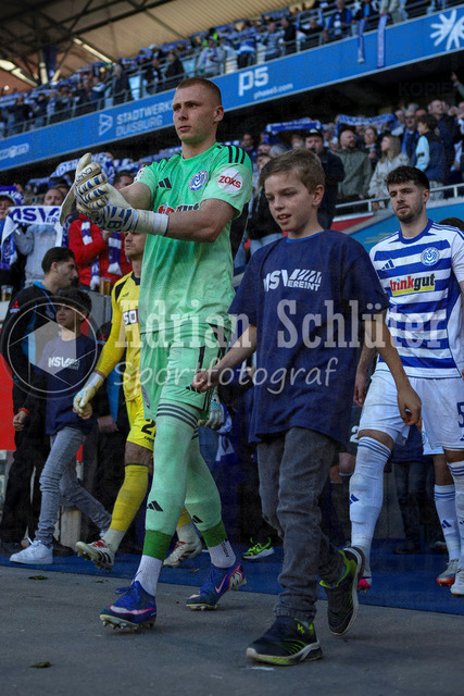 07.04.2026, GER, Fussball, Herren, 3. Liga, Saison 2025/2026, MSV Duisburg - VfL Osnabrück | Maximilian Braune (MSV Duisburg) läuft ein mit Kind 