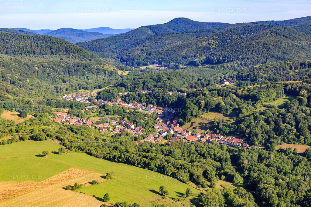 Vue aérienne: Vue du village dans la vallée de Wieslauter depuis l'est à le quartier Weiler in Wissembourg dans le département Bas Rhin, France – .Photo: IMG_083010.jpg prise le 26/06/2015 par Werner Riehm/FLY-FOTO.eu – Résolution de l'original: 5472 x 3648 px