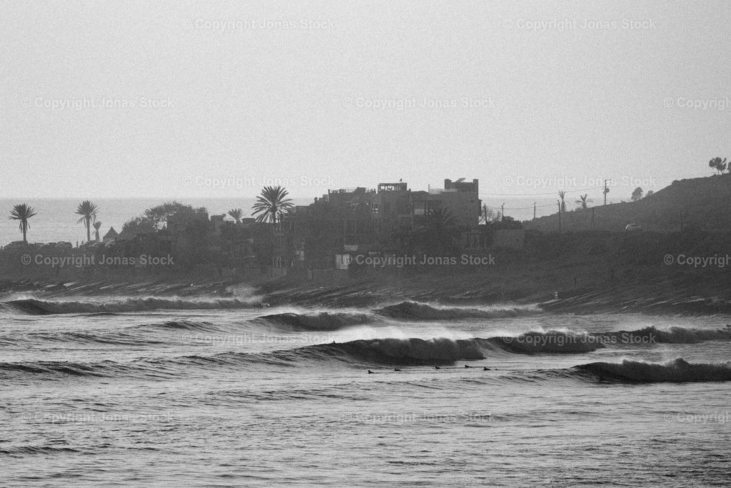 Anchor Point b/w | One of the most iconic spots of Morocco and a few of the best waves I've ever caught.  - Realisiert mit Pictrs.com