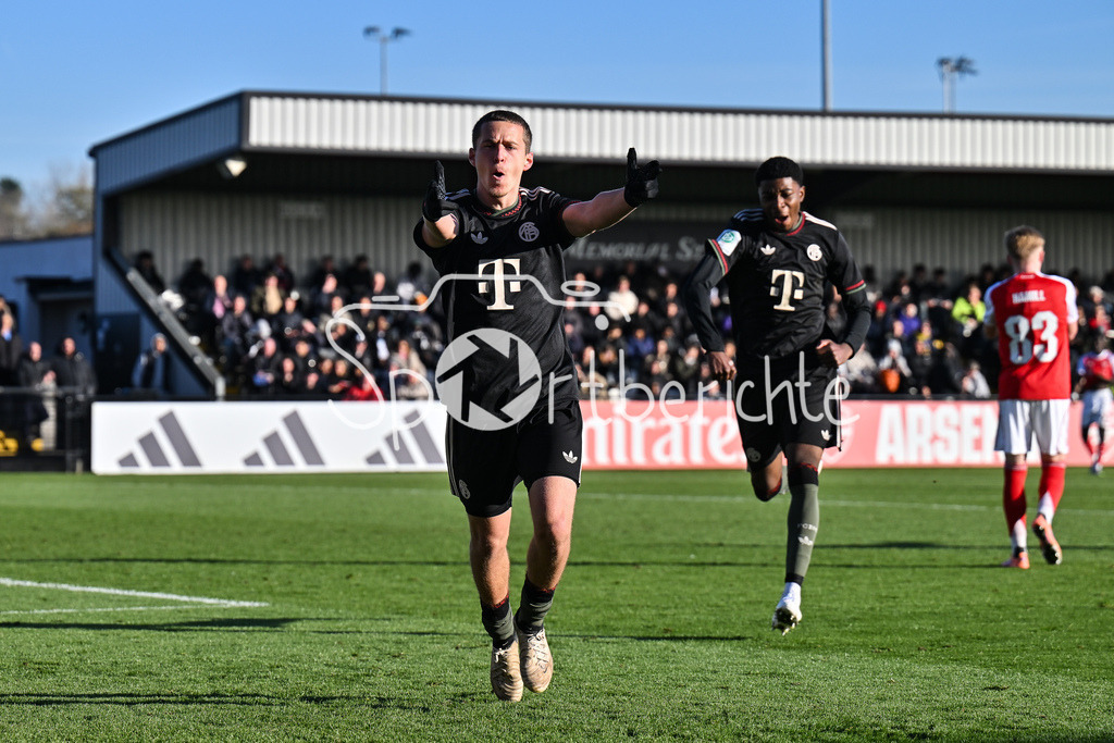 Arsenal London U19 - FC Bayern München U19 | BOREHAMWOOD, ENGLAND - 26. NOVEMBER: Jubel der Bayern nach dem Treffer zum 0-1 durch Yll GASHI (FC Bayern München U19 9) / Tor / Torschuetze / Freude / Happy / beim Ligaspiel zwischen der U19 von Arsenal London und der U19 des FC Bayern München am 5. Spieltag der UEFA Youth League im Meadow Park am 26.11.2025