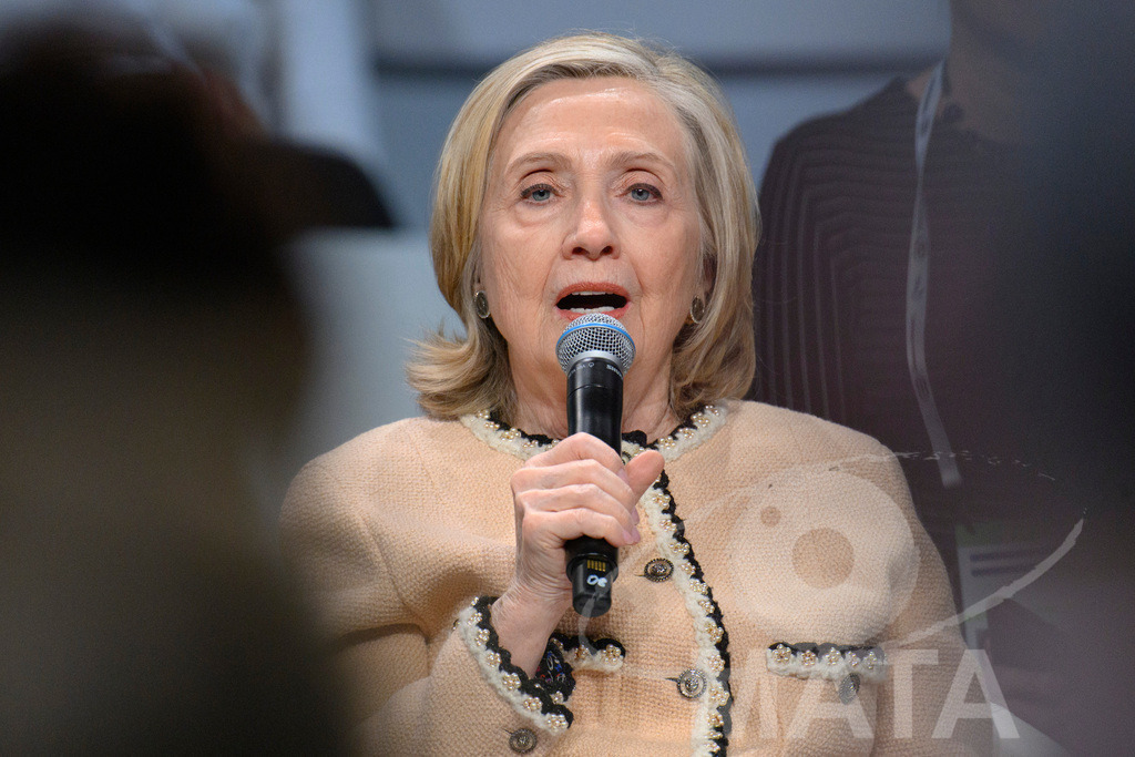 _DWA0288 | Die US-Politikerin Hillary Clinton auf der Veranstaltung Girls Just Want to Have Fundamental Rights: Fighting the Global Pushback im Rahmen der Münchner Sicherheitskonferenz 2026. München, 14.02.2026 Bayern Deutschland - Realized with Pictrs.com