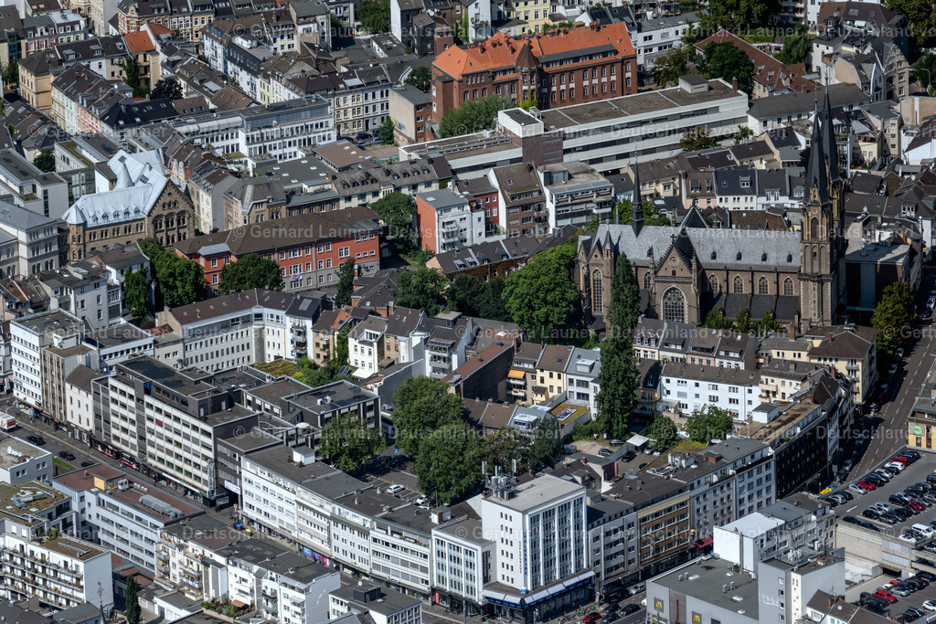 4048404 | Die Stiftskirche ist eine römisch-katholische Pfarrkirche in Bonn, die den Namen St. Johann Baptist und Petrus trägt, lokal auch Kuhle Dom genannt, und von 1879 bis 1886 erbaut wurde
