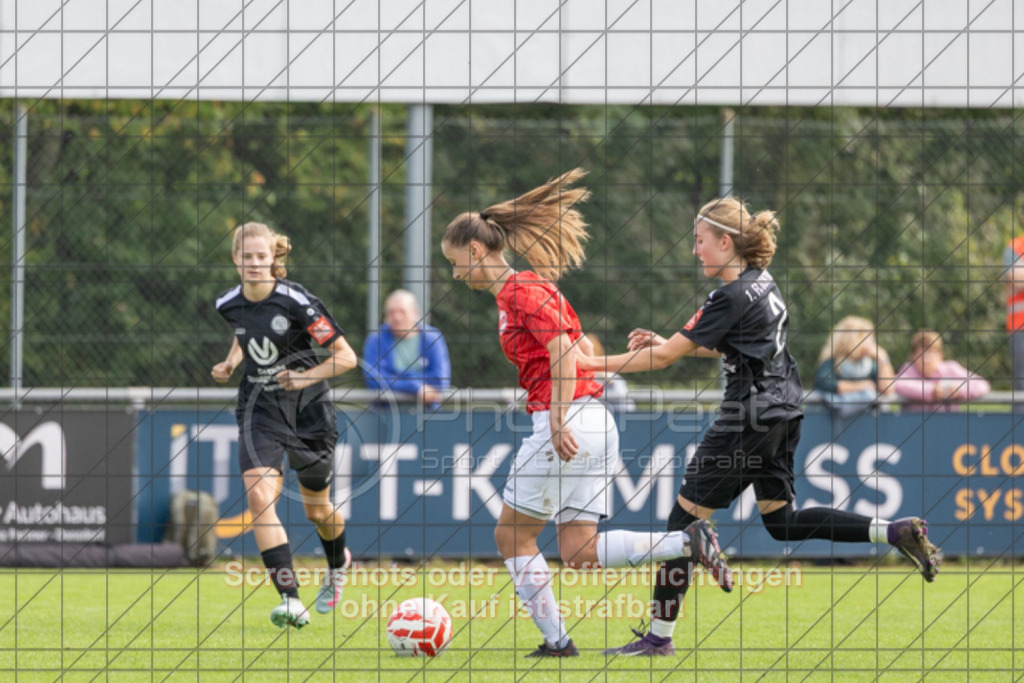 20250928_132136_0197 | #,1.FC Donzdorf (schwarz) vs. TV Derendingen (rot), Fussball, Frauen-Verbandsliga Württemberg, 03. Spieltag, Saison 2025/2026, Rasenplatz Lautertal Stadion, Süßener Straße 16, 73072 Donzdorf, 28.09.2025 - 13:00 Uhr,Foto: PhotoPeet-Sportfotografie/Peter Harich