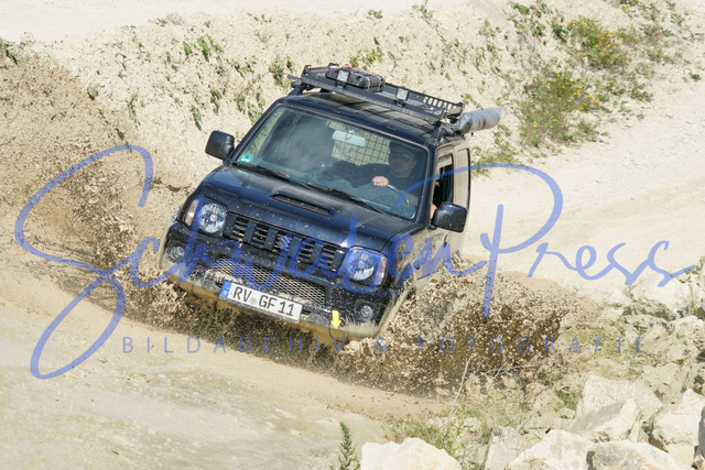 DSC08722 | Vierradfahrzeuge testen unterschiedliches Terrain - ueber Stock und Stein

Offroad Grundkurs im Steinbruch. Unterschiedliche Fahrgegebenheiten mit dem gelaendegaengigem Offroad-Fahrzeug. 

Deutschland, Geisingen, Steinbruch Meichle und Mohr, 10.06.2023