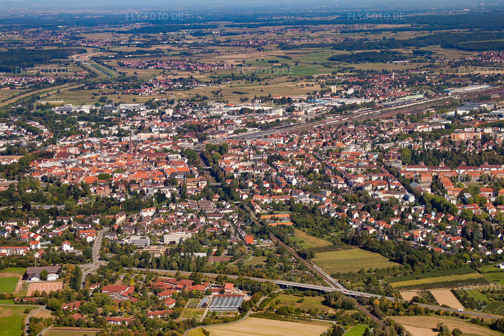 Luftbild: Offenburg von Südosten in Offenburg im Bundesland Baden-Württemberg in Deutschland. Foto: IMG_20818.jpg vom 31.08.2009 durch Werner Riehm/FLY-FOTO.de