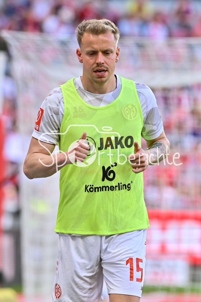 1. FSV Mainz 05 - FC Bayern München | MAINZ, GERMANY - 25. APRIL: im Bild Lennard MALONEY (1. FSV Mainz 05 15) / Einzelfoto / Freisteller während dem Bundesligamatch zwischen dem 1. FSV Mainz 05 und dem FC Bayern München am 31. Spieltag in der MEWA Arena / DFL REGULATIONS PROHIBIT ANY USE OF PHOTOGRAPHS AS IMAGE SEQUENCES AND/OR QUASI-VIDEO