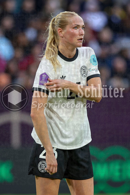 Deutschland vs Frankreich - Halbfinale - UEFA Women's Nations League | Düsseldorf, Deutschland, 24.10.25:   Camilla Küver ( Deutschland ) schaut waehrend des Halbfinals der UEFA Women's Nations League zwischen Deutschland vs Frankreich in der Merkur-Spiel-Arena(Foto von Brauer-Fotoagentur / Adrian Schlueter)