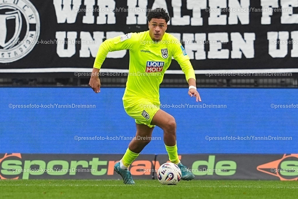 xYDRx25102501100 | 25.10.2025, xydrx, Fußball, 3.Liga, SC Verl - SSV Ulm 1846, Saison 2025 2026, Sportclub Arena:  Jonas David (SSV Ulm 1846 #15) DFB regulations prohibit any use of photographs as image sequences and or quasi-video.