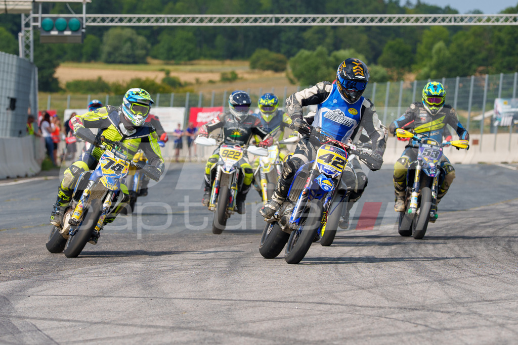 SuperMoto_Staatsmeisterschaft_Fuglau-675 | GRIPcapture steht für authentische Sportfotografie in Österreich – für Momente, die mehr sind als Geschwindigkeit oder Ergebnis. Es geht um Emotion, Spannung, Fokus und den Augenblick, der oft nur einen Wimpernschlag dauert.Ob Motorsport, Teamsport oder 