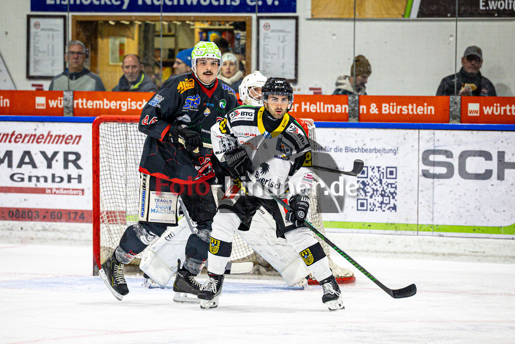 Peißenberg MINERS gegen EA Schongau MAMMUTS | Eishockey Bayernliga 2025/26 Vorbereitung, Peißenberg MINERS gegen EA Schongau MAMMUTS, 20251003,Zweikampf,2025-10-03 in Peißenberg (flatbuy Arena Peißenberg), Martin LIDL (MINERS Kapitän 44), David MOOR (MAMMUTS 22)Copyright: WolfgangxLindner www.foto-lindner.de