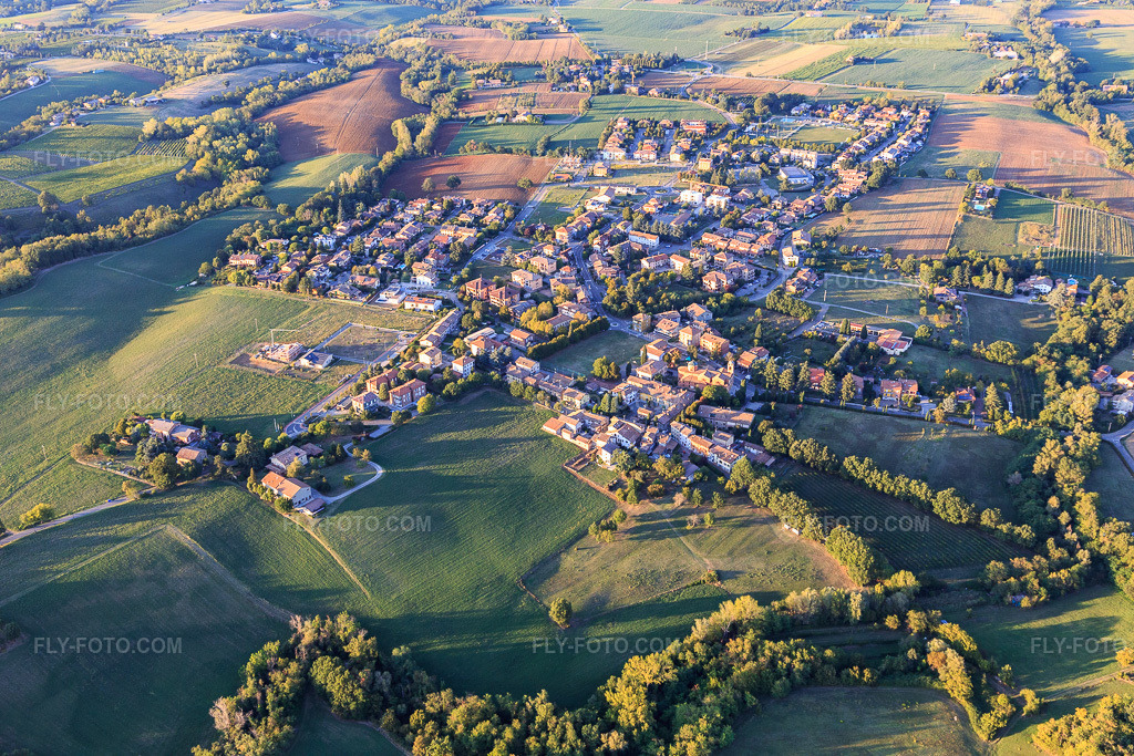 Aerial view: View of the town from the south in the district Borzano in Albinea in the state Reggio Emilia, Italy. – Photo: IMG_134713.jpg taken on 09/19/2022 by Werner Riehm/FLY-FOTO.com – Resolution of the original: 5472 x 3648 px