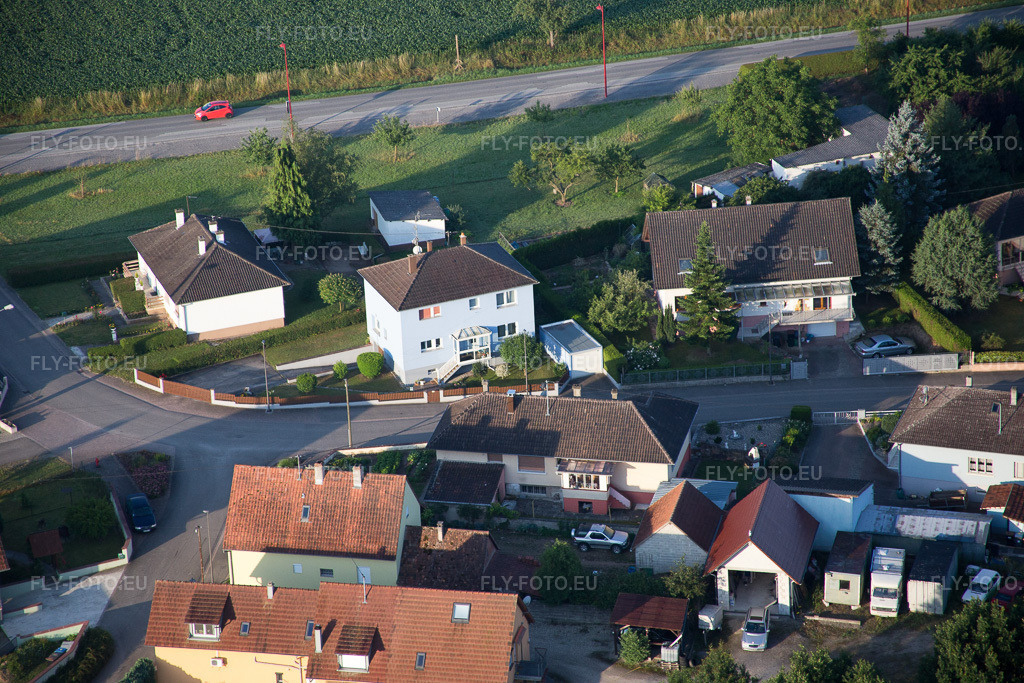 Vue aérienne: Vue de la ville à Scheibenhard dans le département Bas Rhin, France. Photo: IMG_082880.jpg prise le 26/06/2015 par Werner Riehm/FLY-FOTO.euRésolution de l'original: 5472 x 3648 px