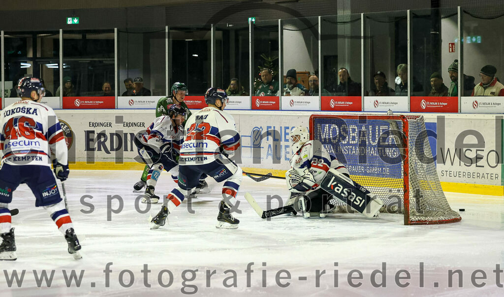 2023-12-17_069_TSV_Erding_gegen_ESC_Kempten | Erding, Deutschland, 17.12.2023:
Eishockey, Bayernliga Vorrunde 2023 / 2024, 18. Spieltag, TSV Erding gegen ESC Kempten, Endergebnis: 5:1

Daniel Rau (ESC Kempten, #22), Torwart Luca Mayer (ESC Kempten, #32)

Foto: Christian Riedel / fotografie-riedel.net